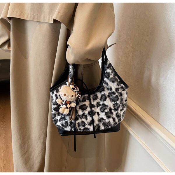 Korean Style Retro Plush Leopard Print Tote Bag